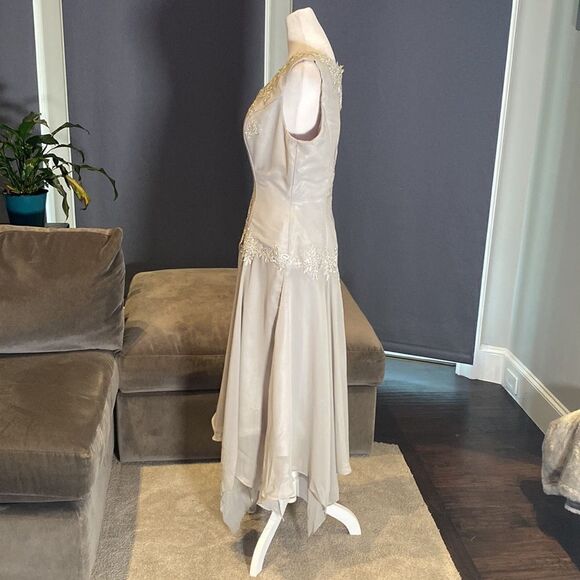 Women’s Gray Chiffon Dress Zip Back Party Mother of the Bride Size 10 **READ - Picture 5 of 10